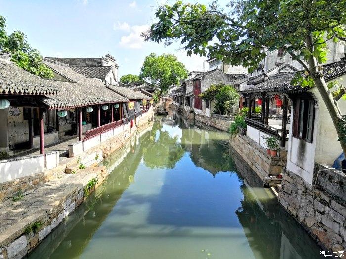 重庆一房屋空置业主感觉10元清洁费不划算,要求打折,保洁怒将垃圾倒其门口